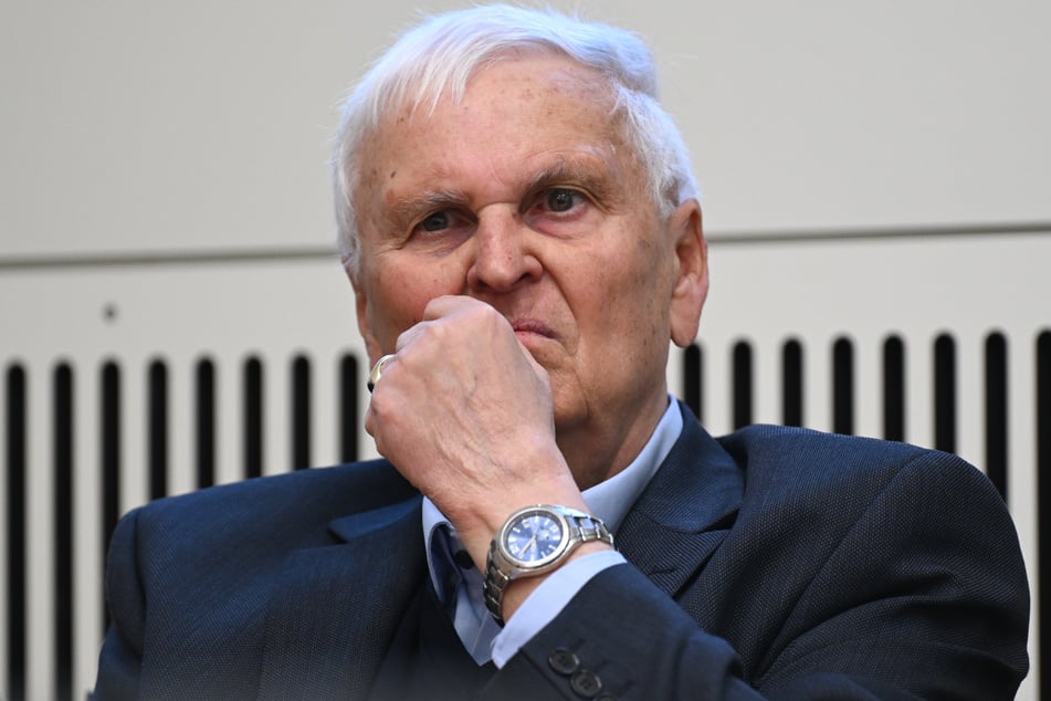 Ex-DFB-Boss Theo Zwanziger (81) ist gar nicht begeistert davon, dass Jürgen Klopp (52) eventuell auch als Bundestrainer bei Red Bull bleiben will.