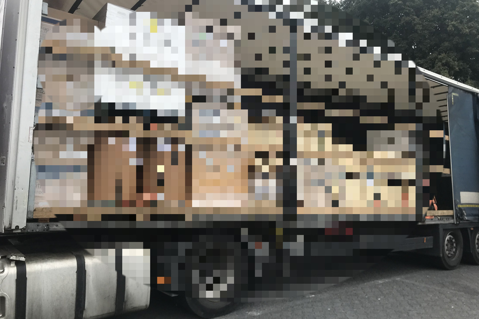 Ein Blick auf die Ladefläche dieses Lkw auf der A3 beschert der Polizei Kopfzerbrechen