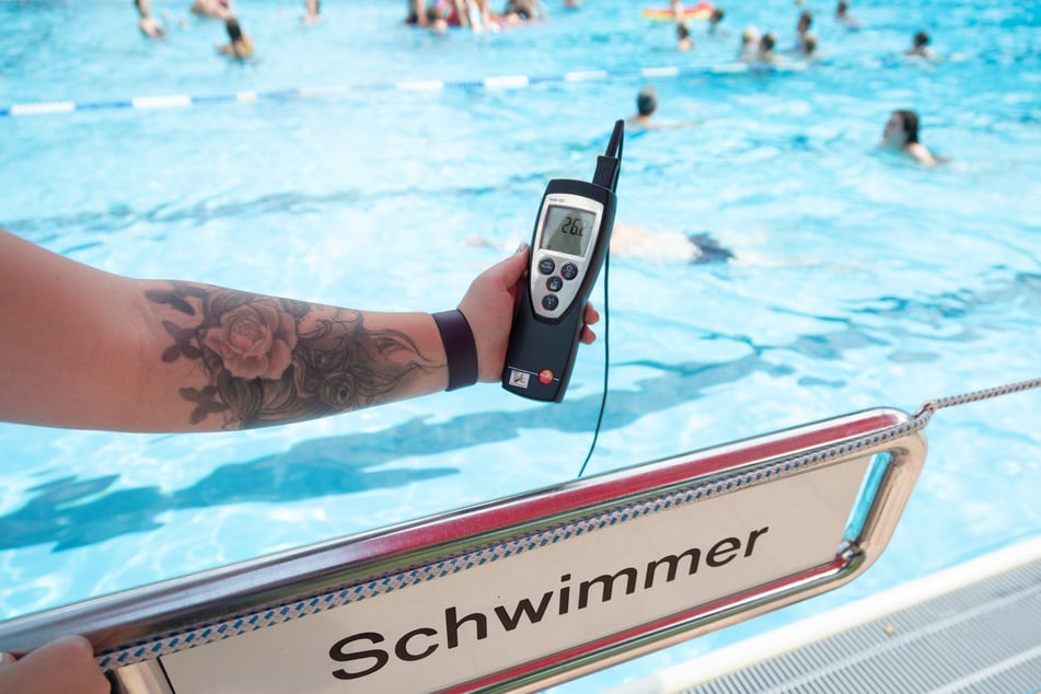 Um Kosten zu sparen, könnte die Wassertemperatur in Dresdner Schwimmbecken bald wieder auf 26 Grad sinken.