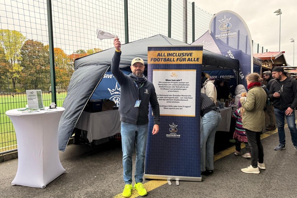Wer kein weißes Handtuch mitgebracht hat, kann wie im Vorjahr am "All Inclusive"-Stand eines von ein paar Hundert Exemplaren ergattern.