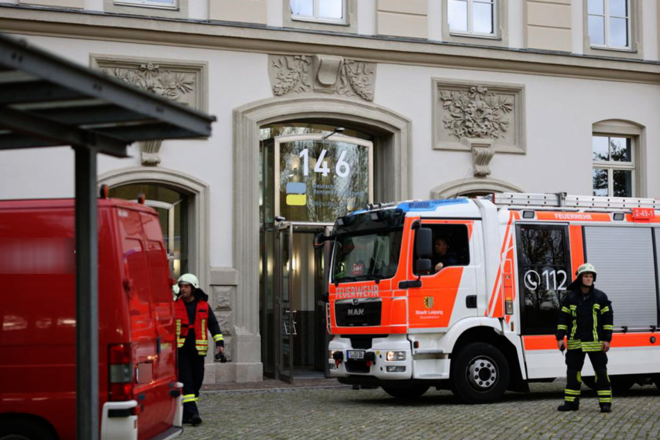 Die Feuerwehr führt derzeit einen ABC-Einsatz in der Niederlassung der Deutschen Rentenversicherung in Leipzig durch. Der Grund: Es wurde ein Brief entdeckt, der eine verdächtige Substanz enthielt.