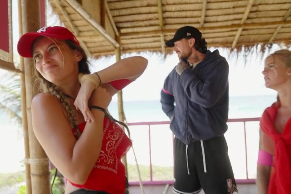 Gabi (27, l.) hat sich großzügig am Inventar der Hütte von Jessi und Tim bedient.