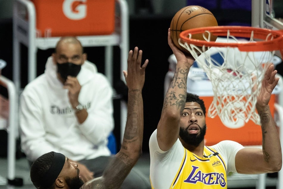 NBA Playoffs: The Lakers hold on to even things up with the Suns in game two