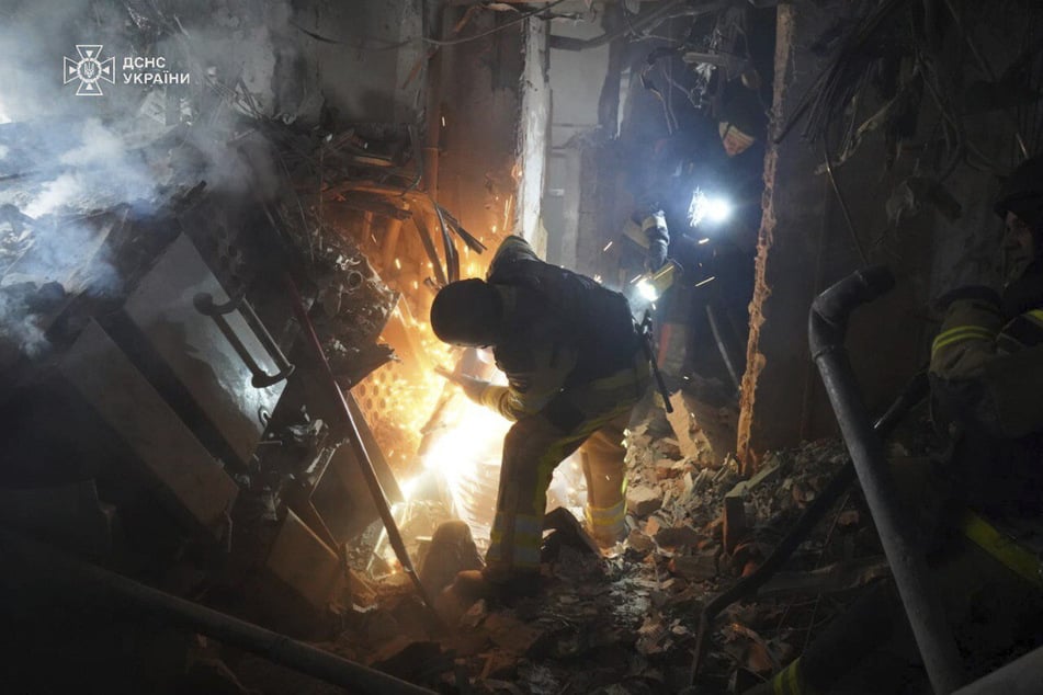 Auf diesem vom ukrainischen Katastrophenschutz zur Verfügung gestellten Foto beseitigen Rettungskräfte die Trümmer eines Gebäudes, das durch einen russischen Angriff schwer beschädigt wurde.