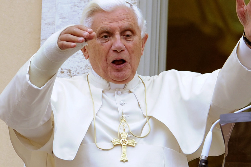Als er bereits emeritiert war, erhielt die Heimatpfarrei von Papst Benedikt XVI. das Brustkreuz.