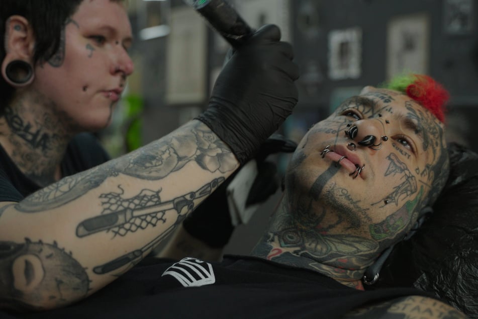 Sein neuestes Tattoo im Gesicht ließ er sich von seiner Freundin stechen. Geplant sind noch weitere Modifikationen an seinem Körper.