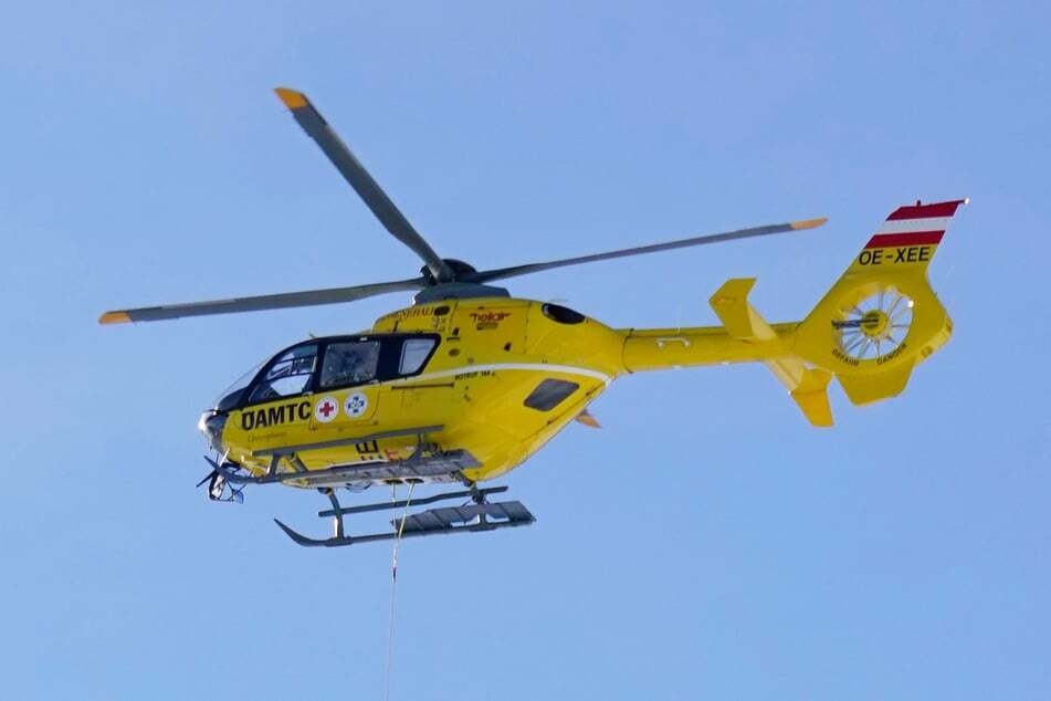 Ein Hubschrauber brachte den 74-Jährigen in eine Klinik. Dort erlag der Senior in der Nacht seinen Verletzungen.