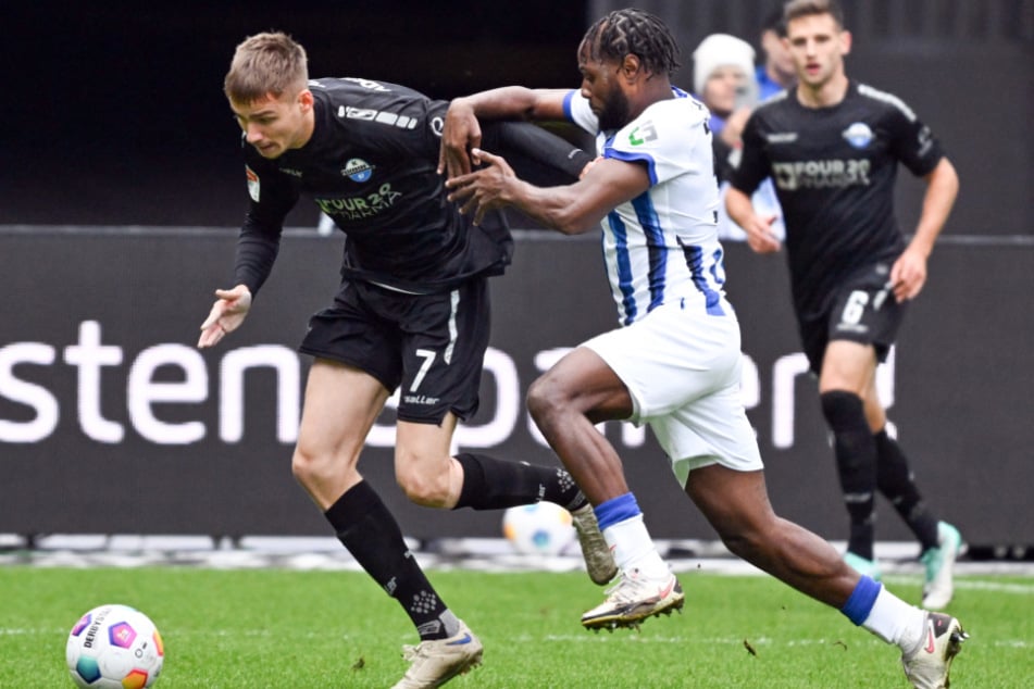 Herthas Deyovaisio Zeefuik (r.) war diesmal als Sechser gefragt.