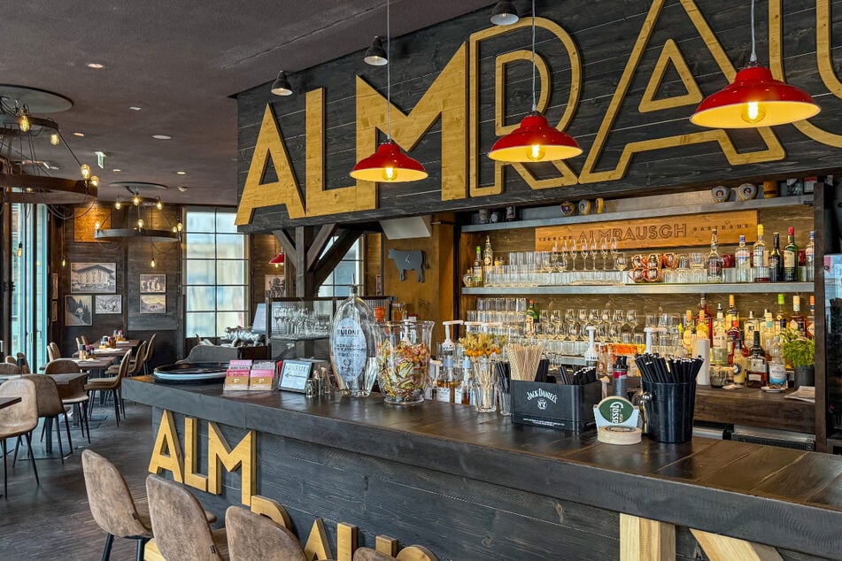 Im Gasthaus Almrausch verbindet sich rustikales Alpen-Flair mit erstklassiger Küche und österreichischem Charme.