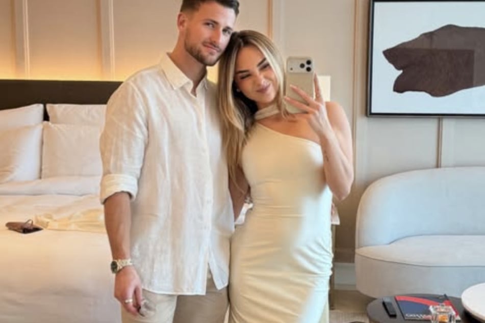Das Bild verrät, was die Spatzen in Hannover längst von den Dächern pfiffen: Enzo Leopold (25, l.) liebt Fitness-Influencerin Evelina Kukla (30, r.).