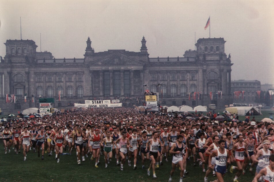 Beim ersten Berlin-Marathon 1974 haben 244 Teilnehmer den Lauf absolviert, dieses Jahr werden rund 50.000 Läufer erwartet.