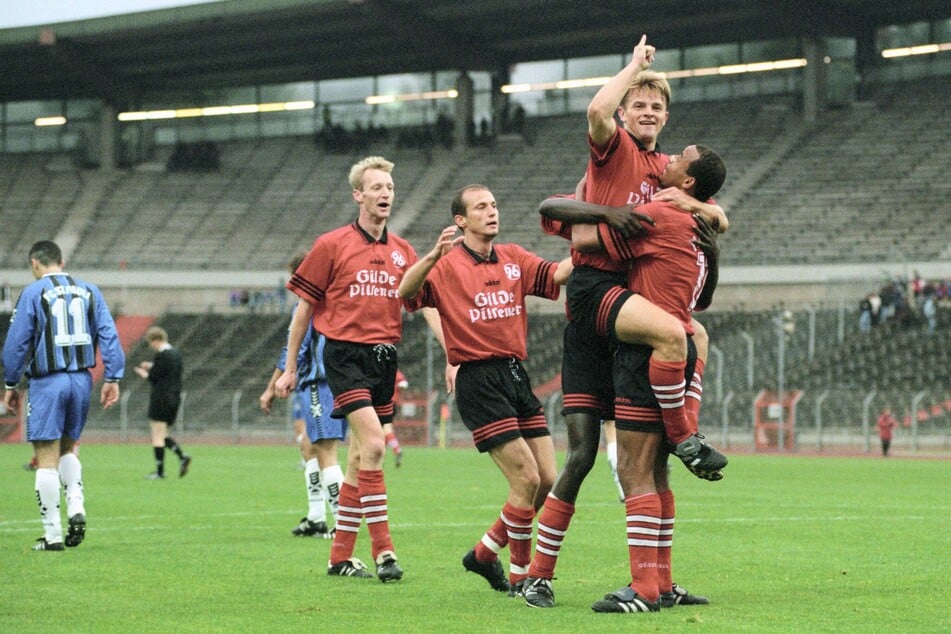 Auch für Hannover 96 schoss der Stürmer (2.v.r.) zahlreiche Tore. (Archivfoto)