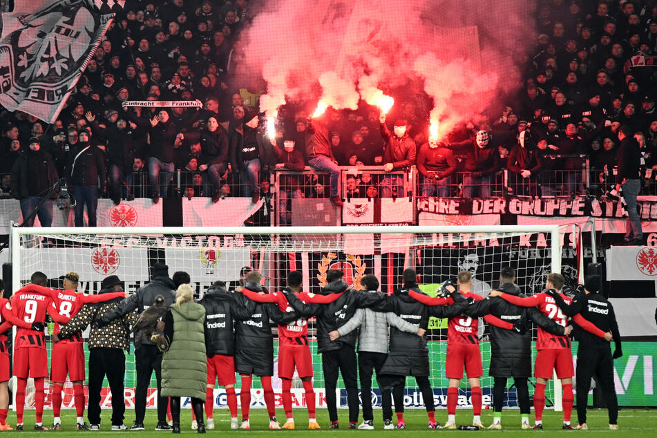 Auf die Unterstützung ihrer Fans müssen die Kicker von Eintracht Frankfurt im Champions-League-Achtelfinale in Neapel wohl verzichten.
