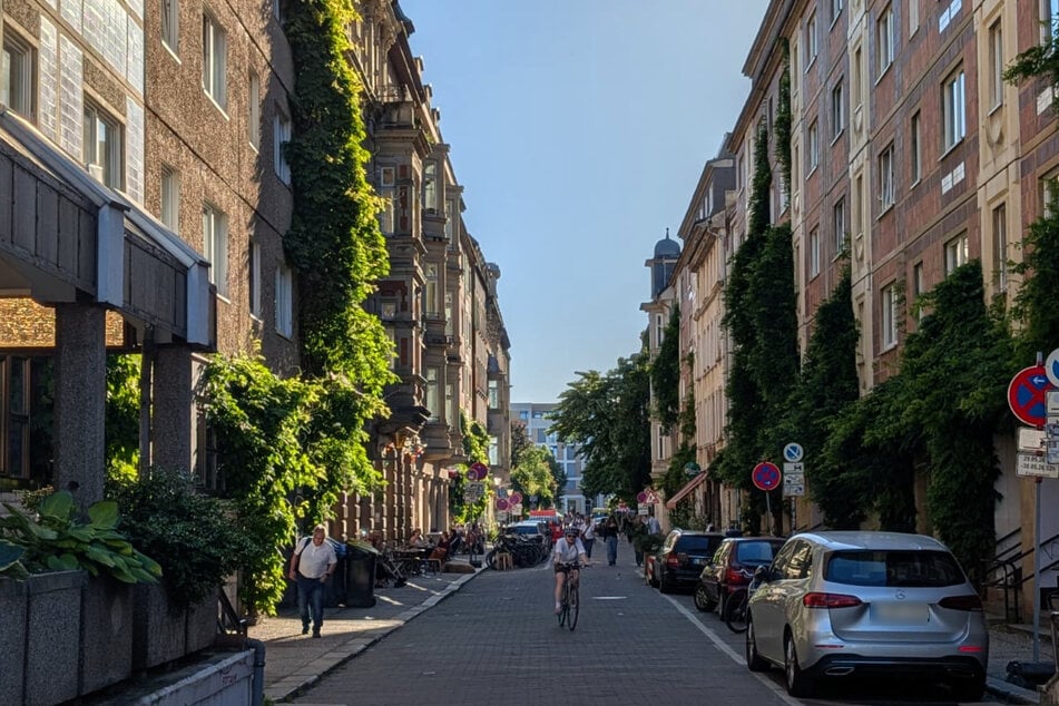 Blick bei Tageslicht in die Kolonnadenstraße.