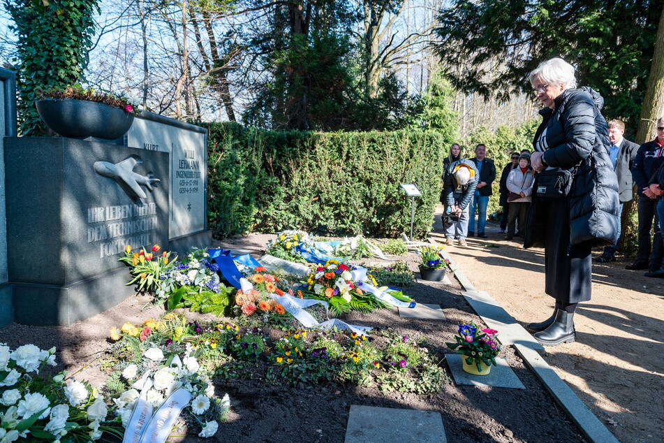 Christiane Döbler (73) ist die Tochter des Bordingenieurs Paul Heerling (1910-1959), gedenkt an der gemeinsamen Grabstätte der abgestürzten Besatzung auf dem Neuen Friedhof Klotzsche.