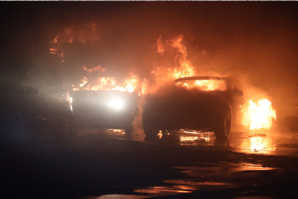 Die brennenden Fahrzeuge waren nicht mehr zu retten.