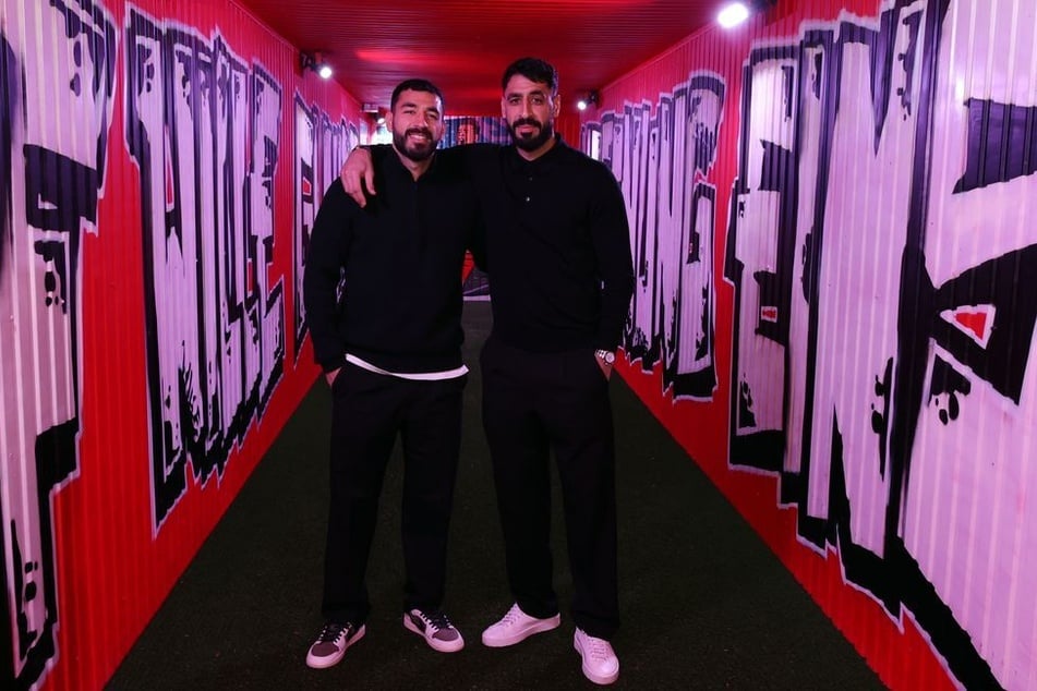 Arm in Arm posieren die Cigerci-Brüder Tolcay (31, l.) und Tolga (33). Durch den Cottbuser Spielertunnel werden sie künftig gemeinsam auf den Platz laufen.