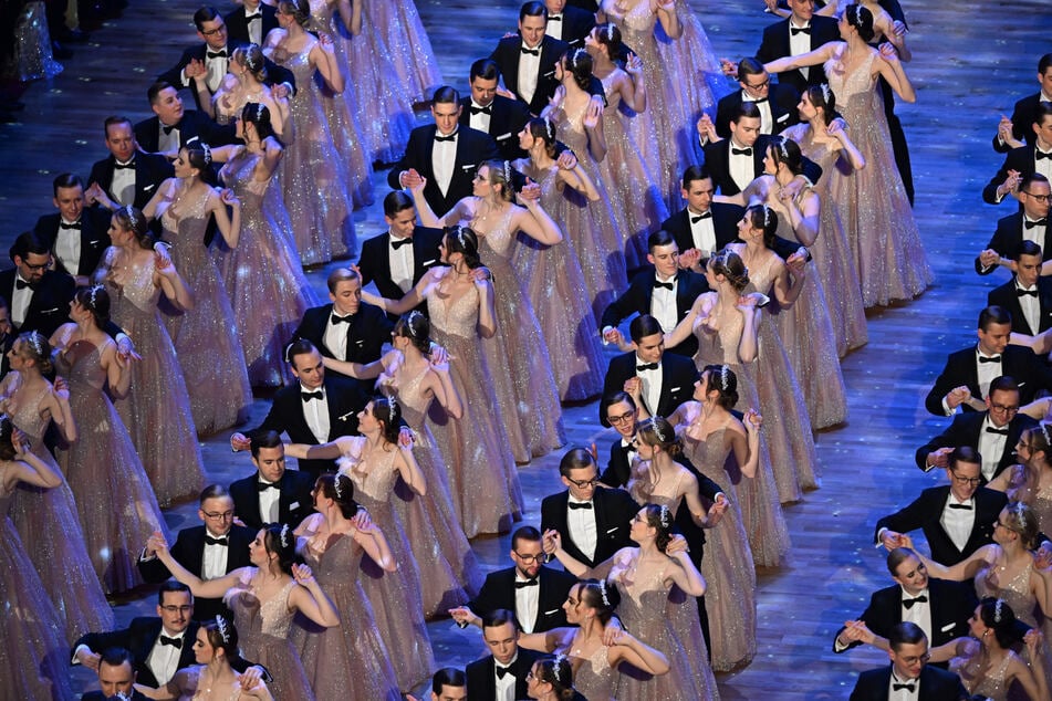 Alljährlich eröffnen 100 Debütantenpaare mit einem Walzer den SemperOpernball.