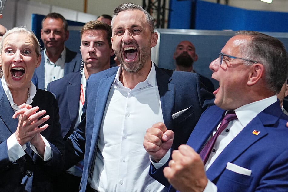 Die Sieger des Wahlabends: Ulrich Siegmund (35, M.) zusammen mit den AfD-Vorsitzenden Alice Weidel (47) und Tino Chrupalla (51).