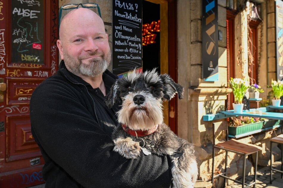 Noch-Barchef Ralf Liebscher (51) nimmt seine knapp fünfjährige Zwergschnauzer-Dame Frieda täglich mit ins "Saxxim".