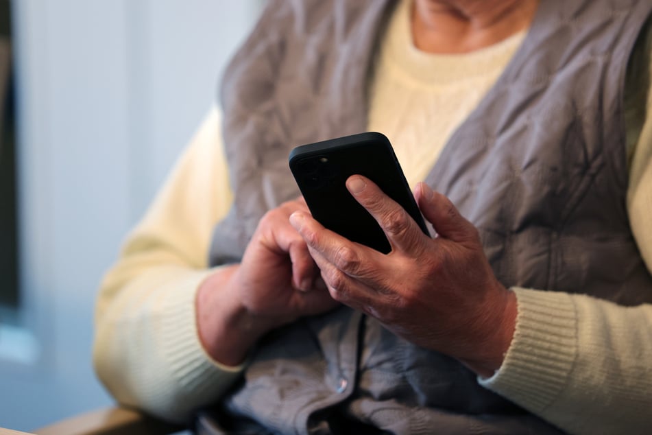 Die Seniorin (83) gab eine Internet-Anzeige zur Nachbarschaftshilfe auf und wurde eiskalt betrogen. (Symbolbild)