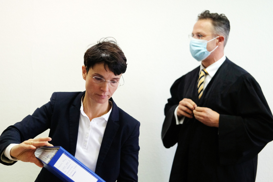 Frauke Petry (46) erschien wie immer mit ihrem Ehemann und Verteidiger Marcus Pretzell (48) beim Landgericht Leipzig.
