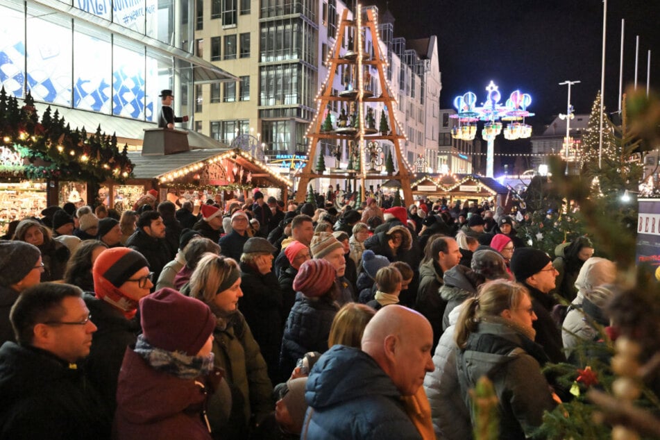 Viele Chemnitzer versammelten sich zur Gedenkminute am Samstagabend vor der Bühne.