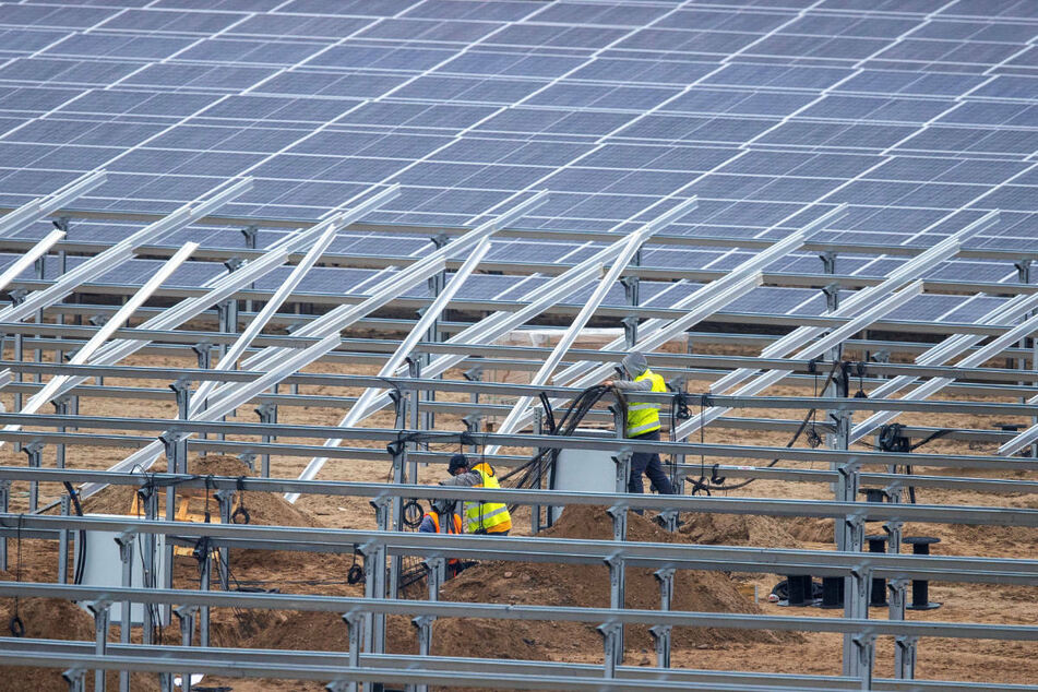 Auf dem Gebiet des Tagebaus Jänschwalde soll ab 2023 ein großer Energiepark entstehen, ähnlich wie hier in Mecklenburg-Vorpommern.