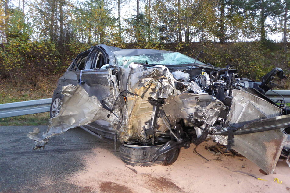 Der VW Polo erlitt einen Totalschaden. Die Insassen, eine Frau (57) und zwei Kinder (4, 10) mussten in ein Krankenhaus gebracht werden.