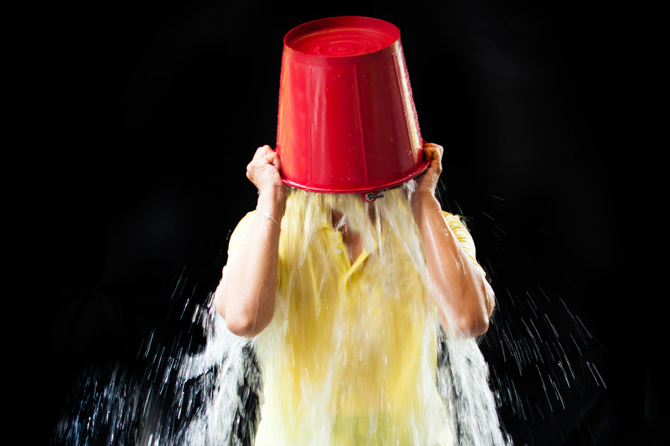 In der Regel überschüttet man sich selbst oder seine Freunde bei der "Ice-Bucket-Challenge" mit eiskaltem Wasser. (Symbolfoto)