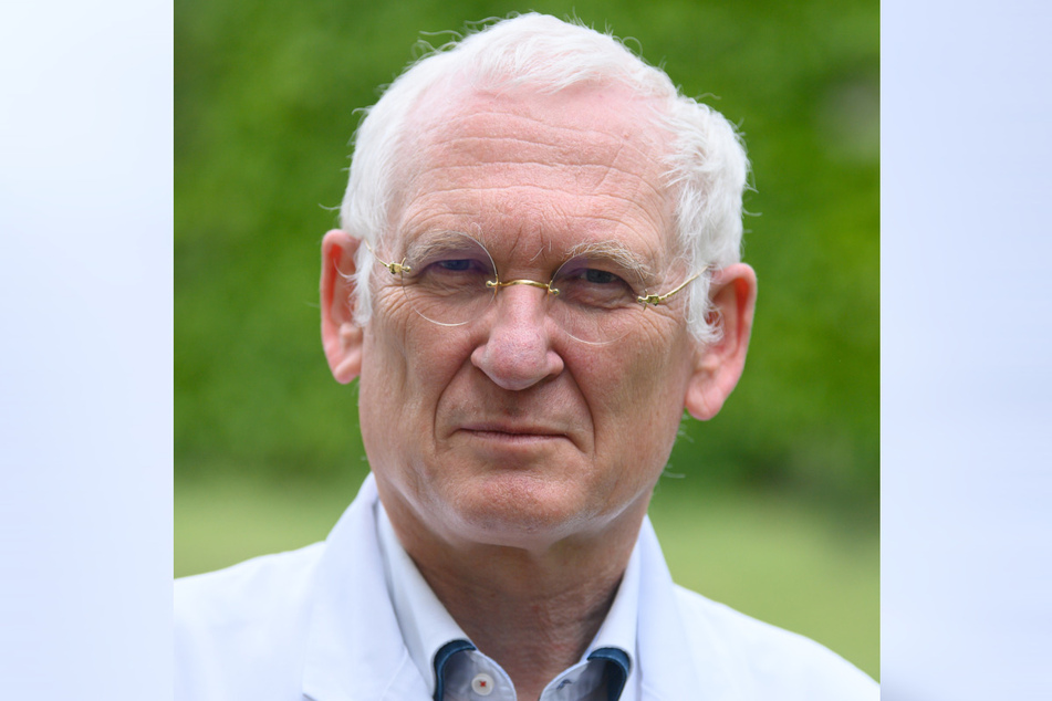 Klaus Heckemann, Vorstandsvorsitzender der Kassenärztlichen Vereinigung in Sachsen, steht in seinem Garten.