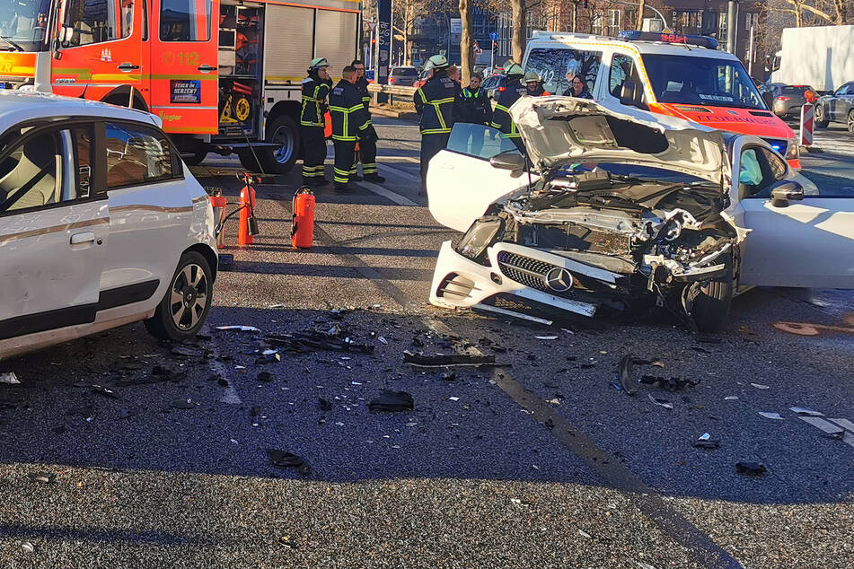Mercedes-Fahrerin verliert die Kontrolle und fährt in Gegenverkehr: Zwei Verletzte