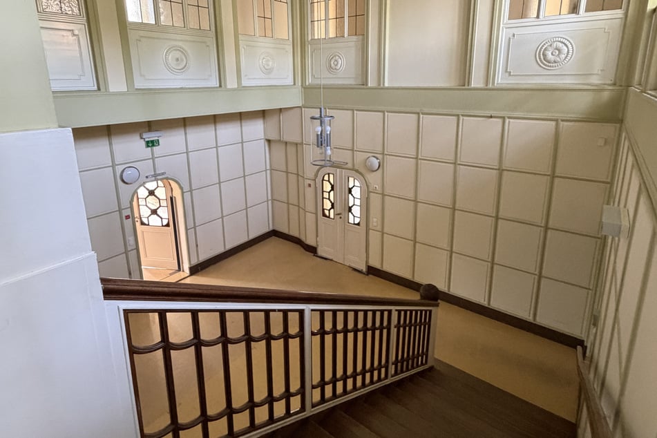 Das Gebäude besitzt ein imposantes Treppenhaus.