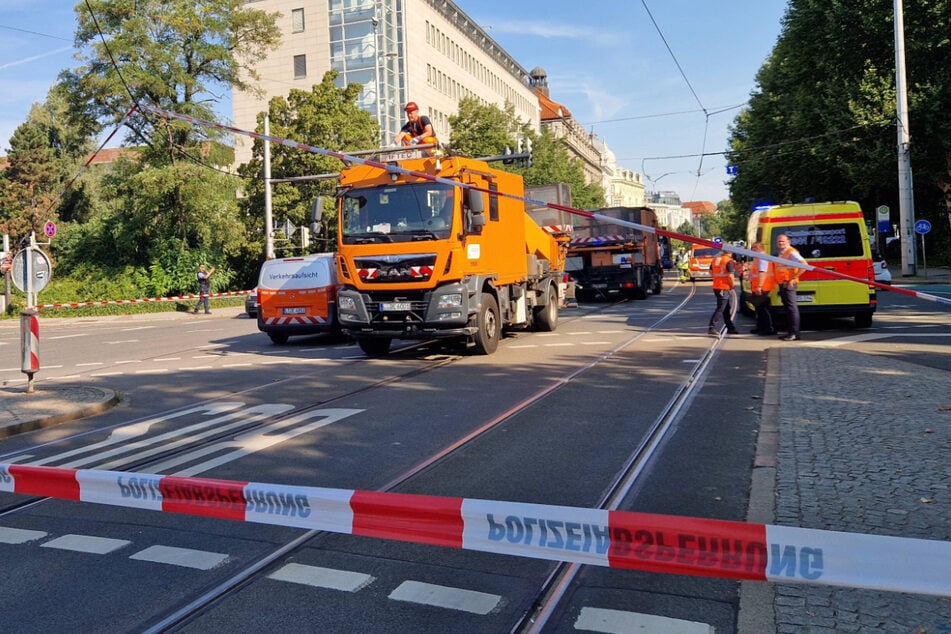 Leipzig: Sperrung am Neuen Rathaus: Laster bleibt an Oberleitung hängen