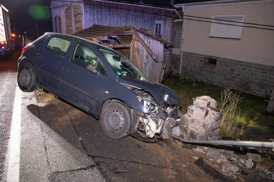 Die 20-jährige Peugeot-Fahrerin verlor aus bisher ungeklärter Ursache die Kontrolle über ihr Fahrzeug und kam von der Straße ab.