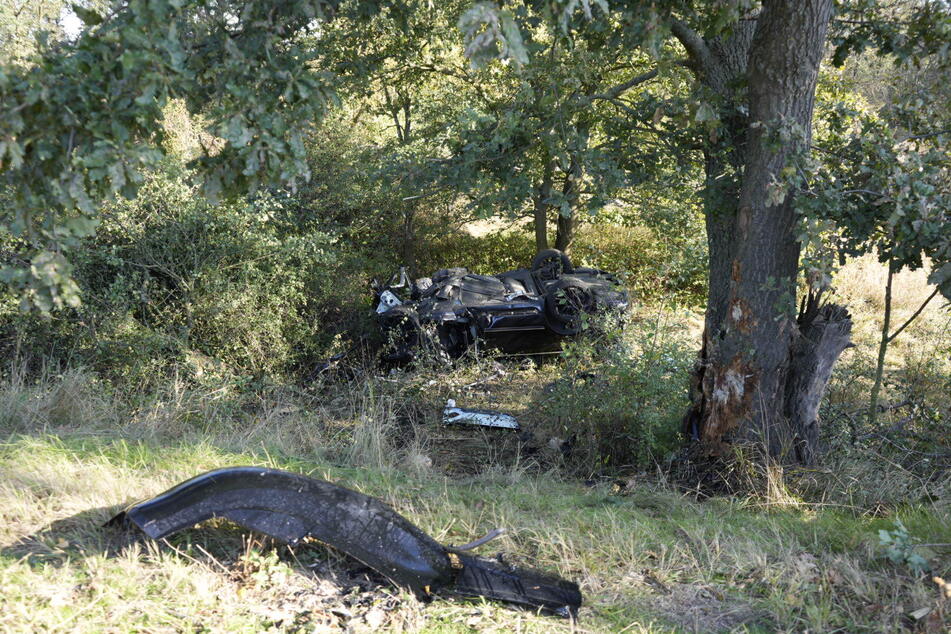 Das Unfallwrack endete im Straßengraben.