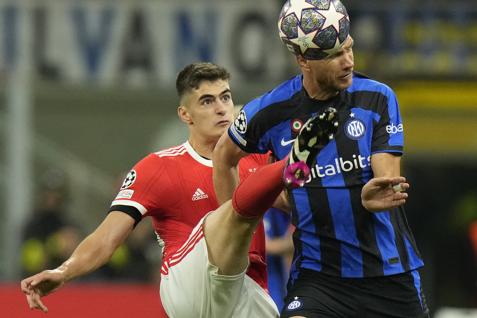 Antonio Silva (20, l.) bremst Edin Dzeko (38) von Inter Mailand aus.