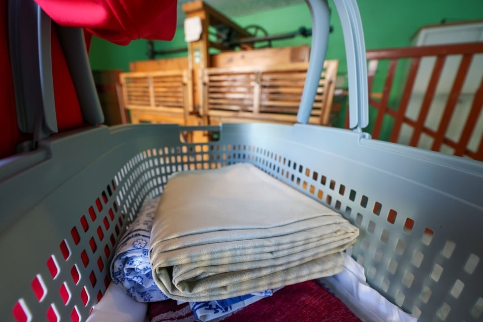 Leinentücher und Bettwäsche mit flexiblen Knöpfen eignen sich besonders gut fürs Plätten mit der Mangel.