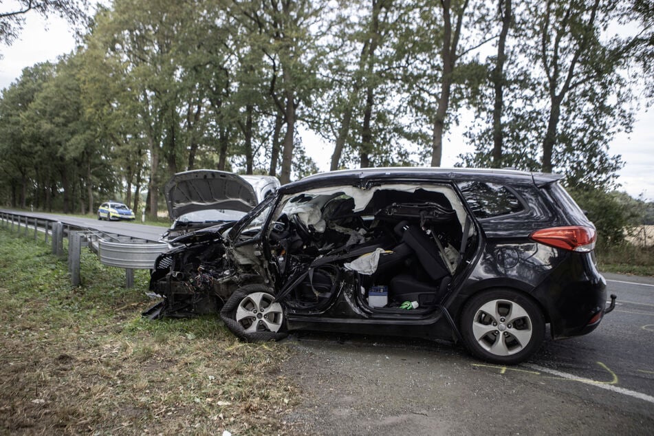 Drei Personen erlitten bei dem Unfall schwere Verletzungen.