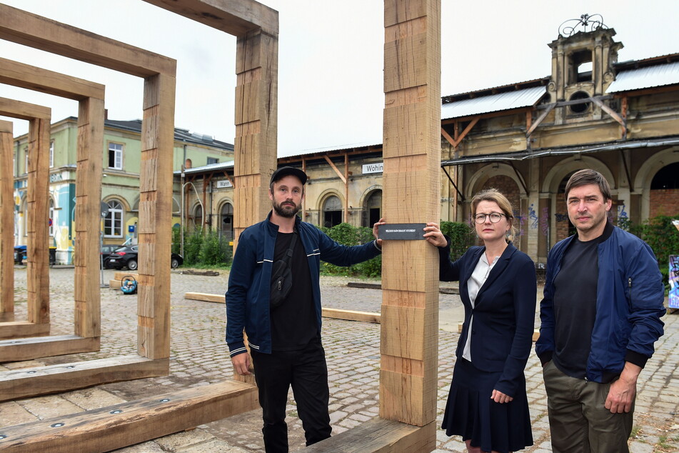 Lukas Klinkenbusch (31, l.), Kulturbürgermeisterin Annekatrin Klepsch (44, Linke) und Ideengeber Paul Elsner (55) haben am Mittwoch die Kunstinstallation vorgestellt.
