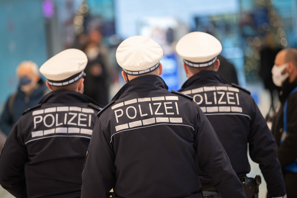 Polizeibeamte kontrollieren die Einhaltung der Corona-Maßnahmen.