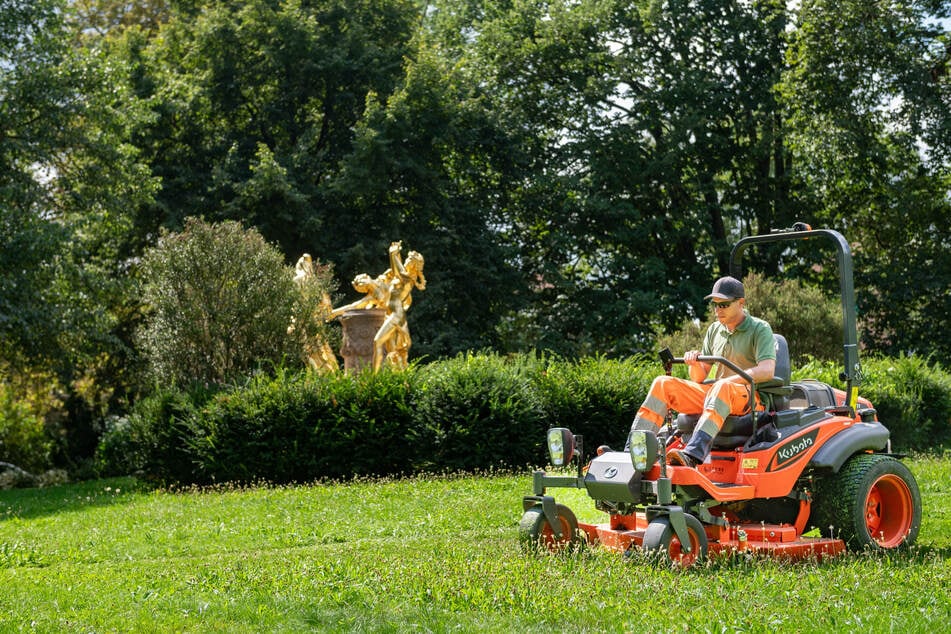 Gartenlandschaftsbauer Sandro Koßlitz (31) kümmert sich mit schwerem Gerät (Kubota ZD12 21) um den Rasen am Mozartbrunnen.