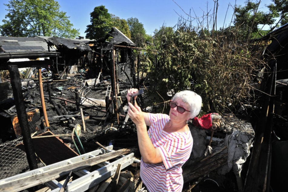 Ilona Hirsch (67), Vereinsvorsitzende vom Gartenverein "Lebensfreude", macht sich ein Bild von der Zerstörung.