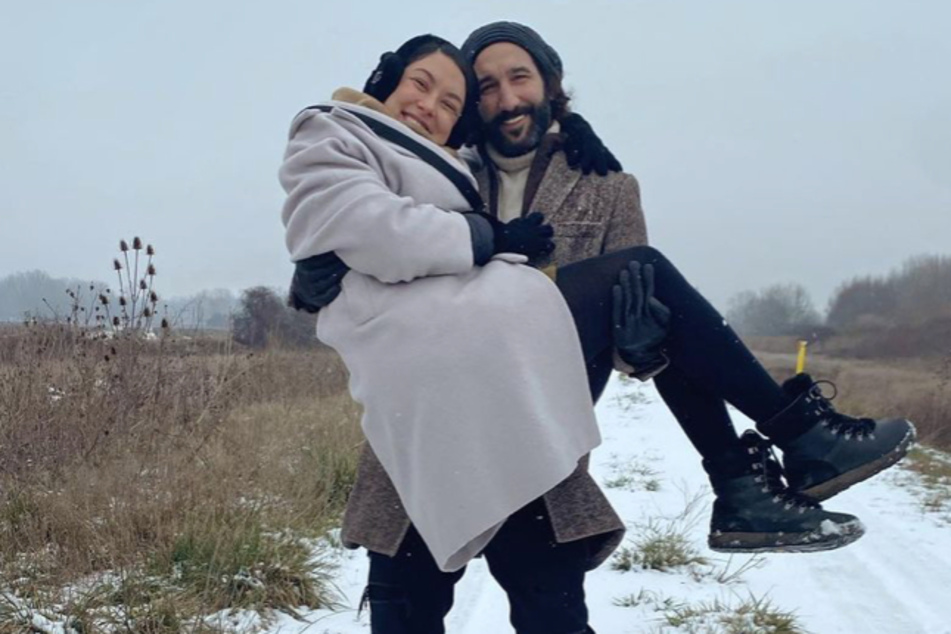 Massimo Sinató (40) trägt seine Frau, Rebecca Mir (29), auf Händen.