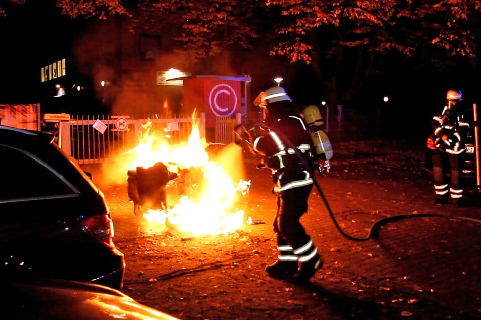 Am Freitagabend musste die Hamburger Feuerwehr eine Reihe brennender Mülleimer löschen.