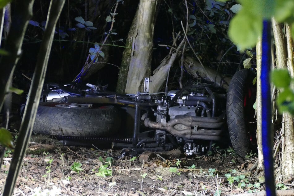 Das Motorrad der Marke Yamaha lag in einem Waldstück direkt neben der Bundesstraße.