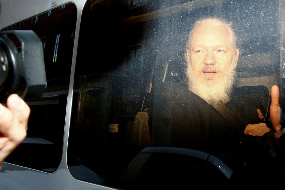 Julian Assange: UK government orders Wikileaks founder's extradition to US