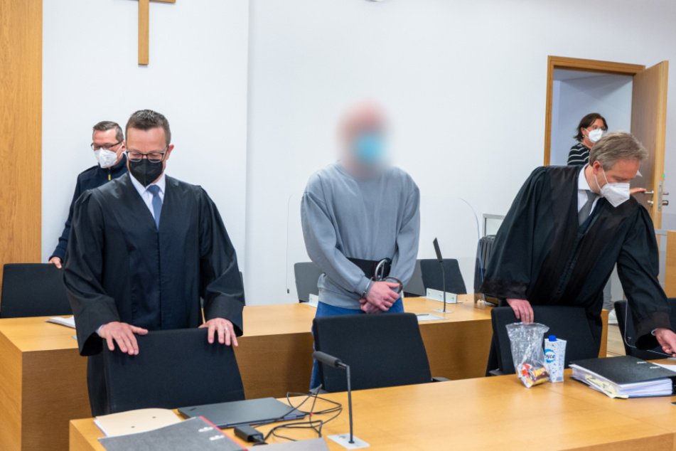 Der Angeklagte (M.) steht im Verhandlungsaal des Landgerichts zwischen seinen Verteidigern Thomas Krimmel (r.) und Holm Putzke.