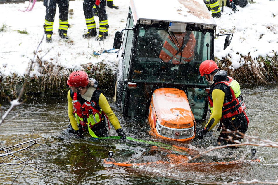 München: Schreck in München: Schneepflug landet im eiskalten Wasser