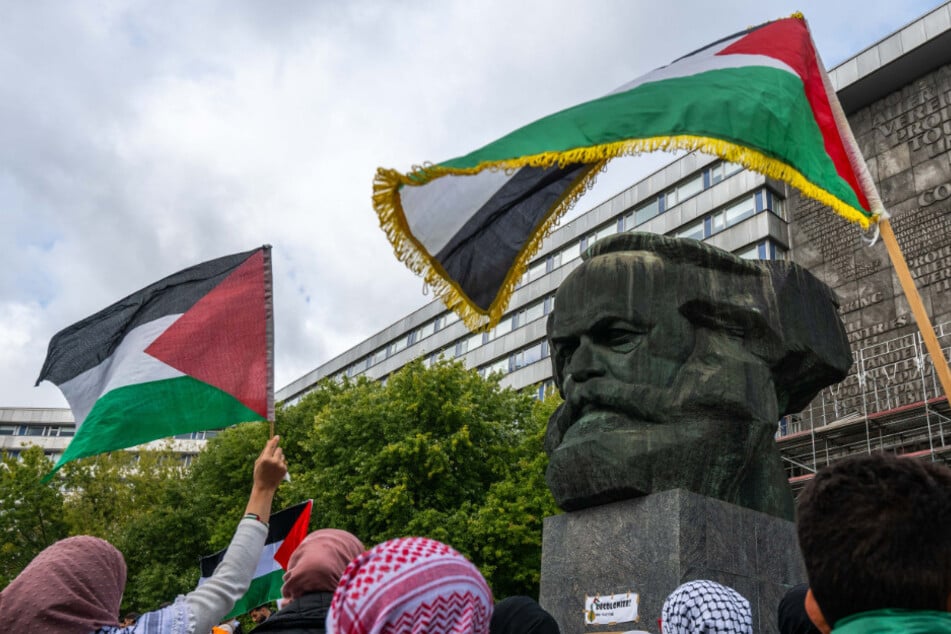 Am Sonntagnachmittag versammelten sich Demonstranten vor dem Marx-Monument und forderten Freiheit für Palästina.